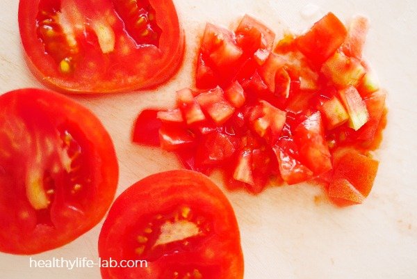トマトをざく切りにした写真