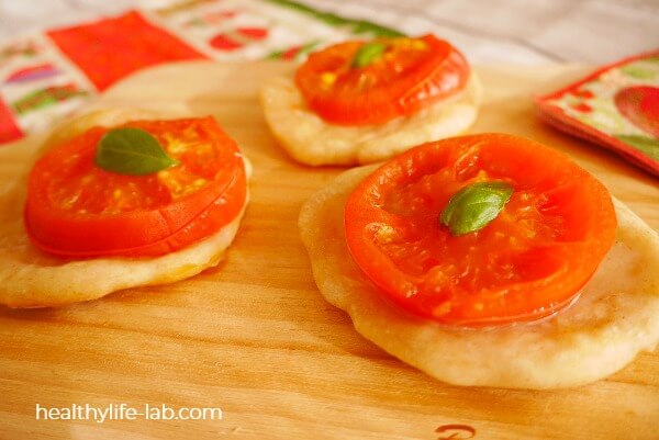焼きあがったトマトのミニピザの写真