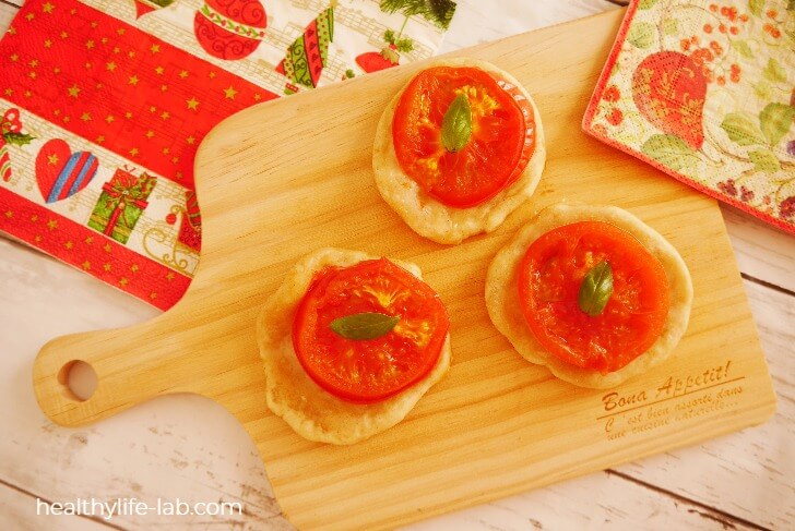 トマトの即席ミニピザの写真