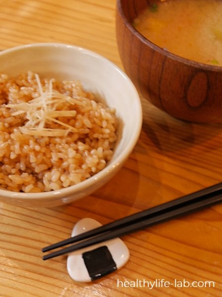 玄米とお味噌汁の写真