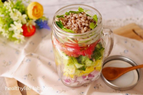 夏野菜とダイシモチ麦のジャーサラダの写真